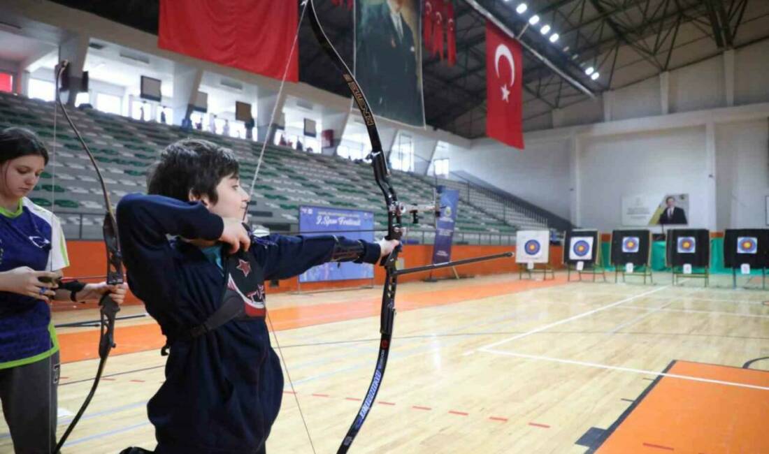 Bursa’daki spor festivalinde kıyasıya mücadele İnegöl Belediyesi 9. Okullar Arası Spor Festivali kapsamında okçuluk branşı
