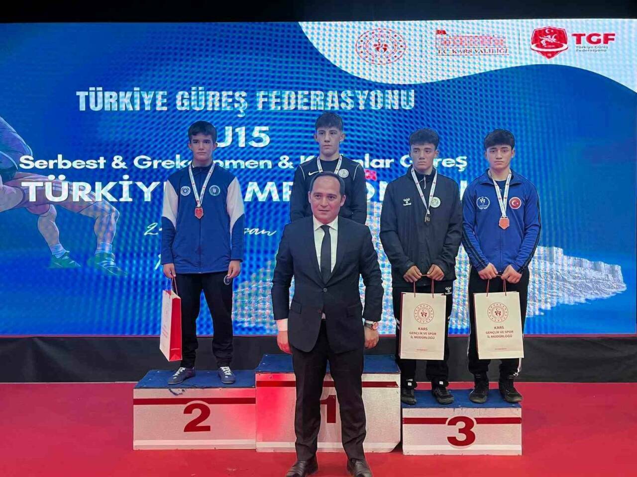 Bursalı sporcular madalyaları taktı 2 bursali sporcular madalyalari takti 1f6542039a7e