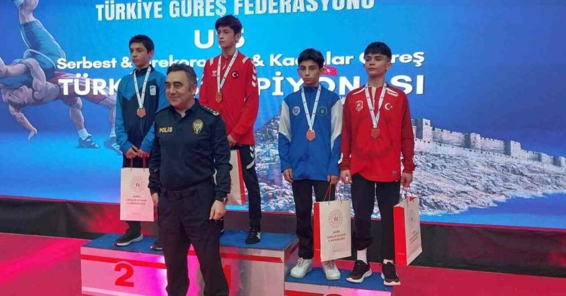 Bursalı sporcular madalyaları taktı Türkiye Güreş Federasyonu tarafından Kars’ta düzenlenen U15 Türkiye Güreş Şampiyonası’nda
