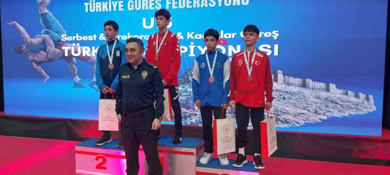 Bursalı sporcular madalyaları taktı 3 bursali sporcular madalyalari takti 20ee24d510c3