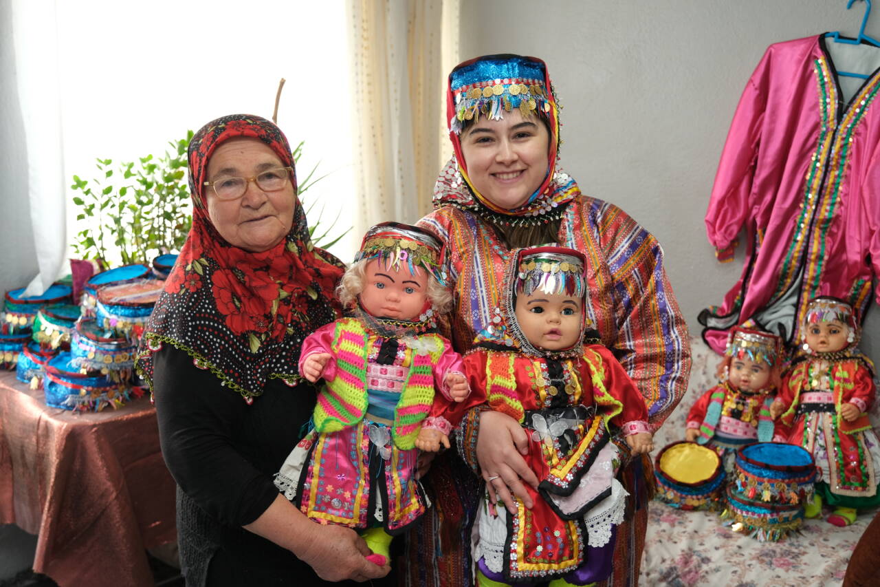 Bursa'da yöresel giysi geleneğini oyuncak bebeklere uyarlayarak sürdürmeye çalışan 71