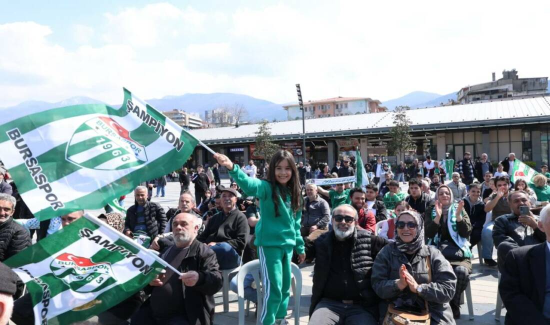 Bursa yeşil-beyaza büründü! Bursaspor'a destek amacıyla Osmangazi Meydanı'na kurulan dev ekranda maçı izleyen