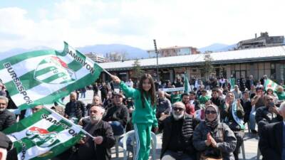Bursaspor'a destek amacıyla Osmangazi Meydanı'na kurulan dev ekranda maçı izleyen