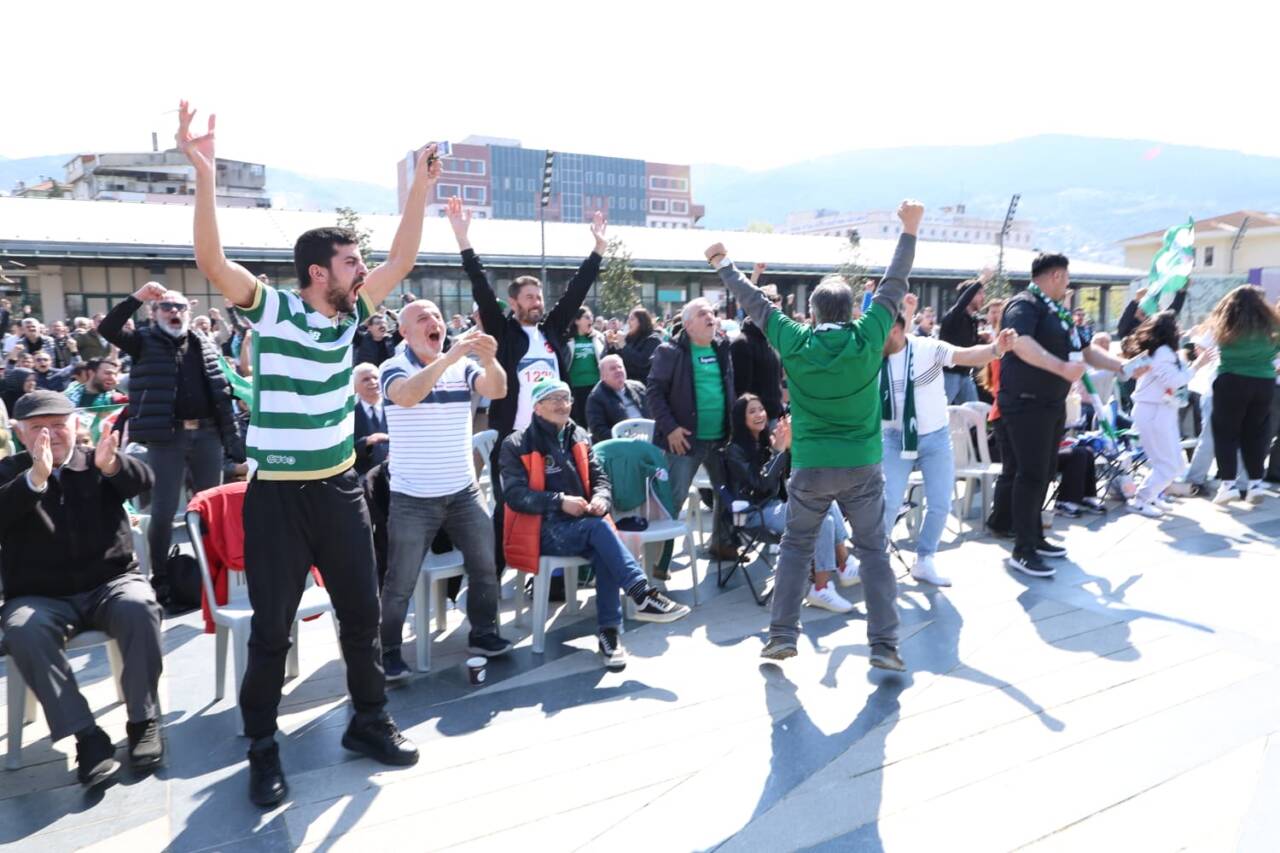 Bursa yeşil-beyaza büründü! 3 Bursa yeşil-beyaza büründü!