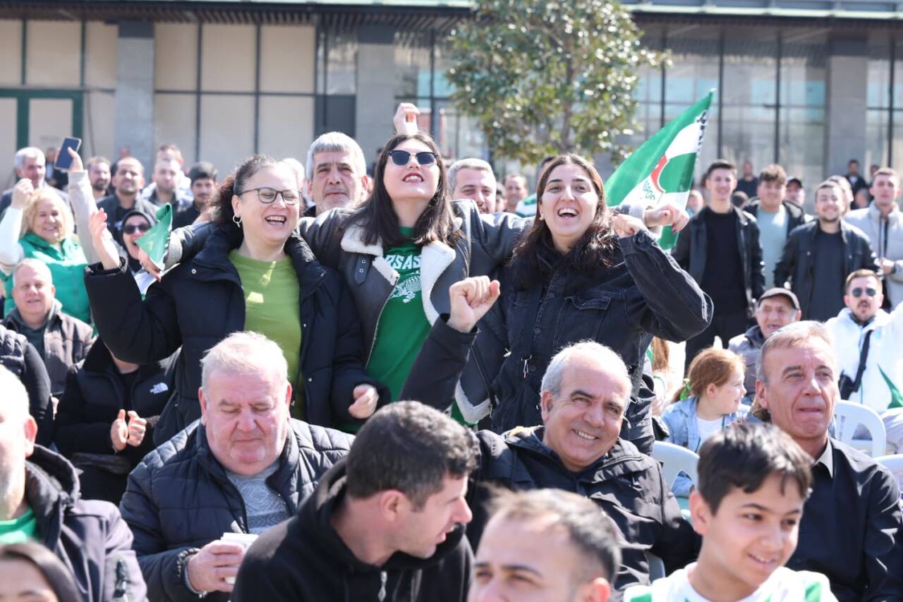 Bursa yeşil-beyaza büründü! 4 Bursa yeşil-beyaza büründü!