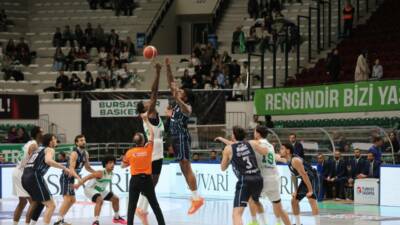Bursaspor Basketbol, sahasında konuk ettiği Türk Telekom'a 94-92 mağlup oldu.