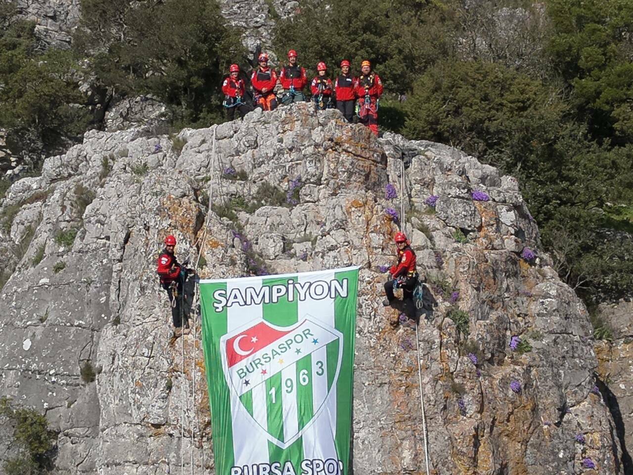 Bursaspor'un şampiyonluğunu zirvede kutladılar 1 bursasporun sampiyonlugunu zirveye bayrak asarak kutladilar 010fac5fa928
