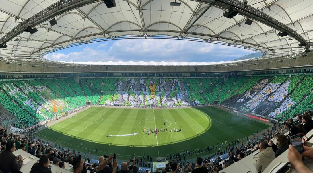 Bursaspor taraftarı, şampiyonluk maçında 40 bin kartonla stadın büyük bir