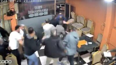 İstanbul Sultangazi’de sokaktan geçen bir araçtan çıkan yüksek ses, kahvehanenin