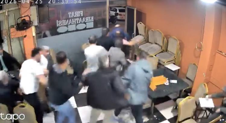 Camlar titreyince deprem sanıp kaçtılar! Sebebi şaşkına çevirdi İstanbul Sultangazi’de sokaktan geçen bir araçtan çıkan yüksek ses, kahvehanenin