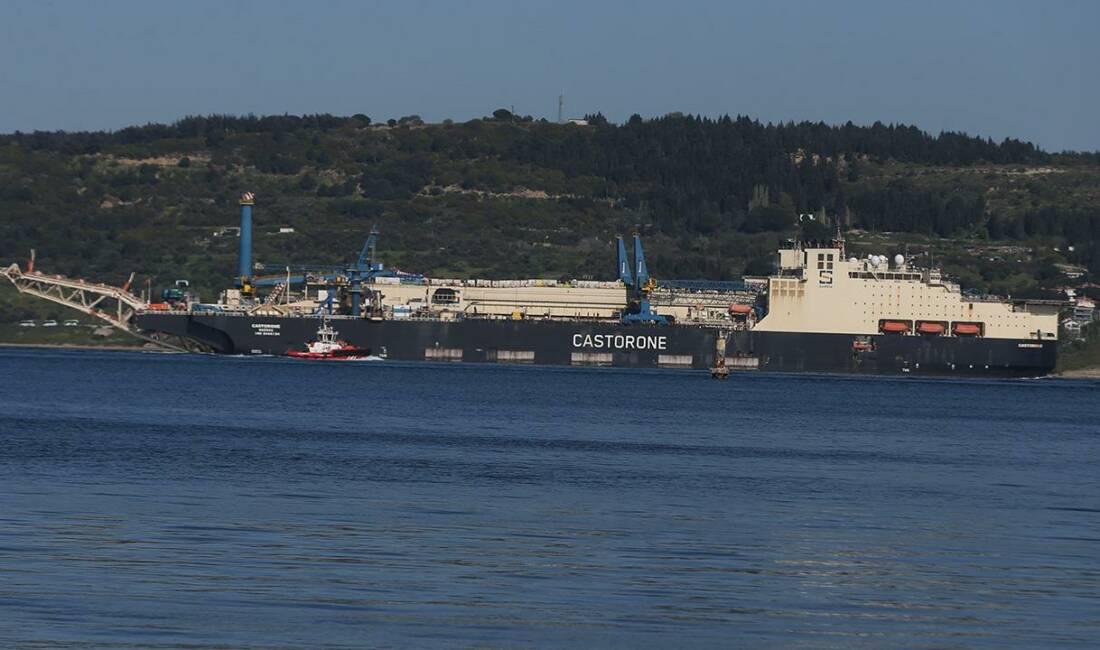 Çanakkale Boğazından dev geçiş Derin denizde boru indirme gemisi "Castorone", Çanakkale Boğazı'ndan geçti. Boğaz,