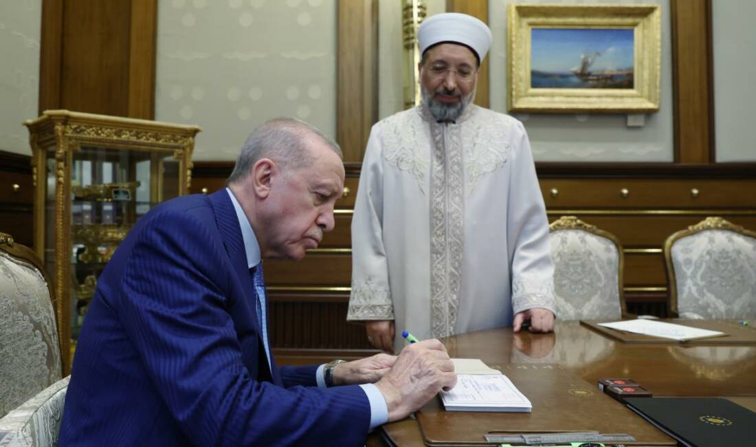 Cumhurbaşkanı Erdoğan’dan Diyanet Vakfına kurban bağışı Cumhurbaşkanı Recep Tayyip Erdoğan, Cumhurbaşkanlığı Külliyesi'nde, Diyanet İşleri Başkanı Safi