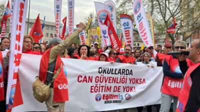 Bursa'da eğitim emekçileri, okullardaki güvenlik sorunlarına dikkat çekmek amacıyla bir