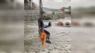 Bursa’da dereyi traktörle geçmek isteyen 10 işçi, aracın devrilmesiyle mahsur
