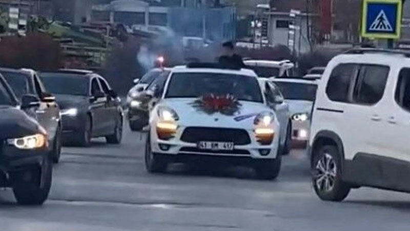 Bursa'da, düğün konvoyu oluşturarak trafiği tehlikeye düşüren araçların sahiplerine toplam