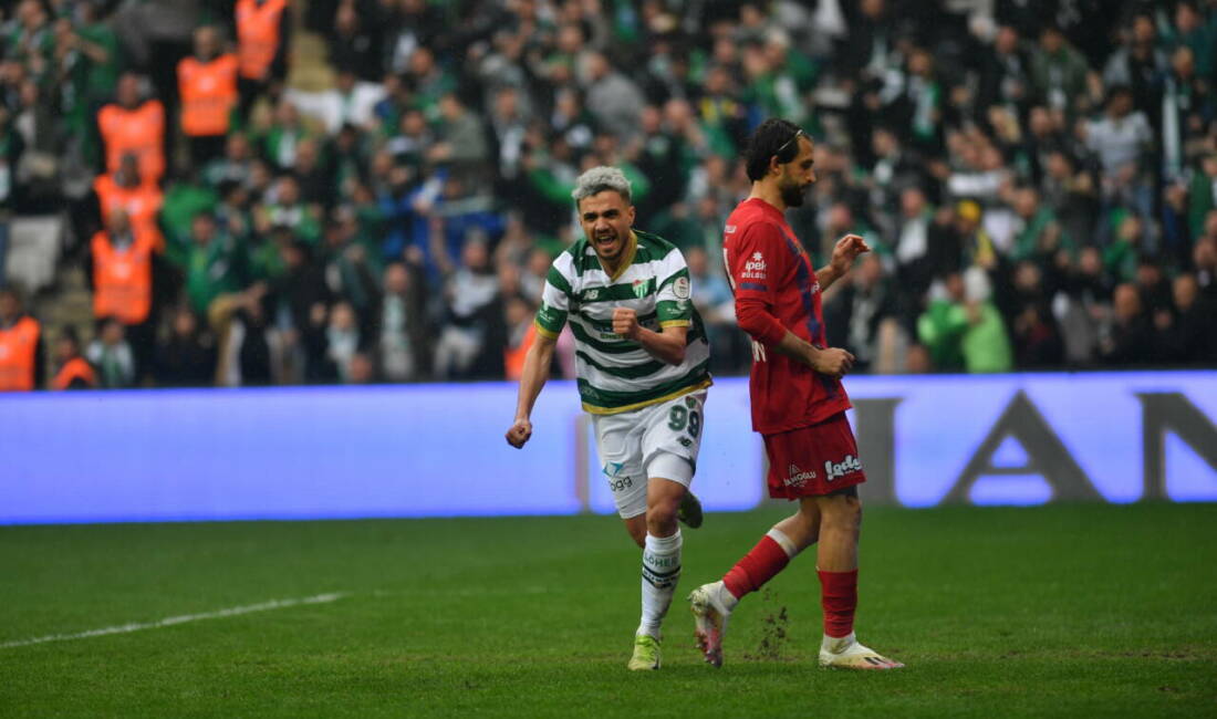 Bursaspor’da kariyer sezonu yaşayan futbolcuya 2 gol daha lazım! 26 maçta sahada yer alan ve fileleri 12 kez havalandıran