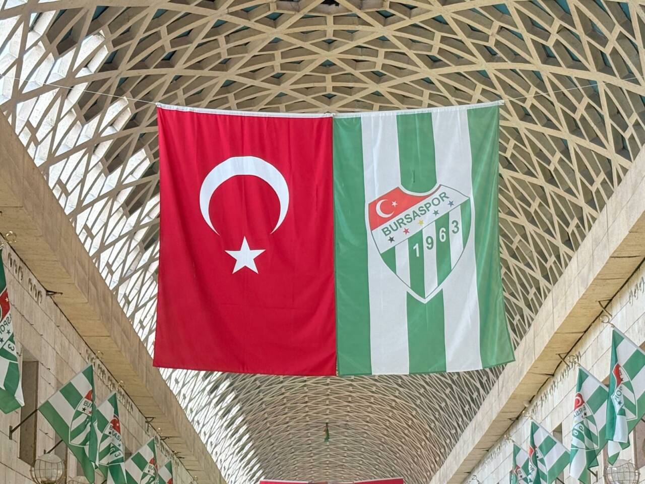 Bursa Kapalı Çarşı'da yeşil beyaz coşku 4 e0a041c6 f282 4796 9922 f481ad497d68