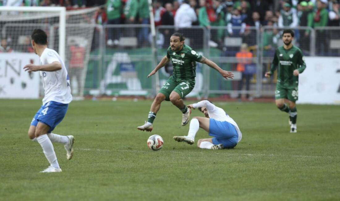 Bursaspor futbolcunun 2 ay 11 günlük hasreti bitti Tecrübeli kanat oyuncusu Halil Akbunar, 2 ay 11 gün sonra