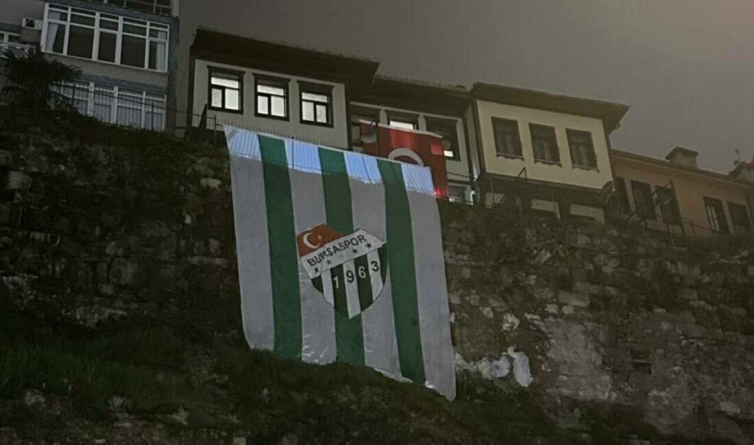 Bursa’da şampiyonluk hazırlığı; Dev bayraklar asıldı İlçe belediyelerinin ardından Büyükşehir Belediyesi de şehrin dört bir yanına