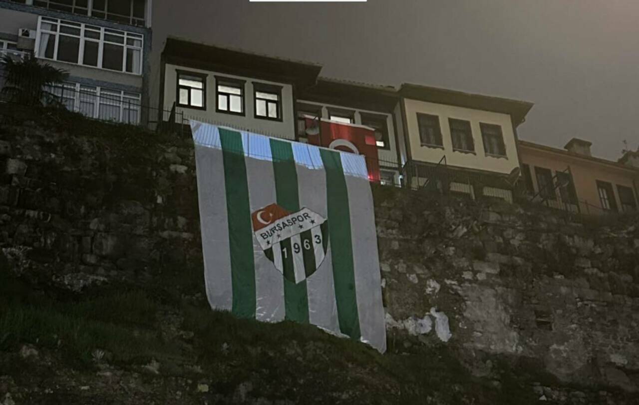 Bursa'da şampiyonluk hazırlığı; Dev bayraklar asıldı 6 ekran resmi 2026 04 16 230451