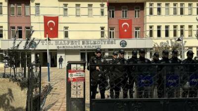 Şanlıurfa Halfeti Belediyesi'ne yönelik düzenlenen operasyonda aralarında eski belediye başkanı