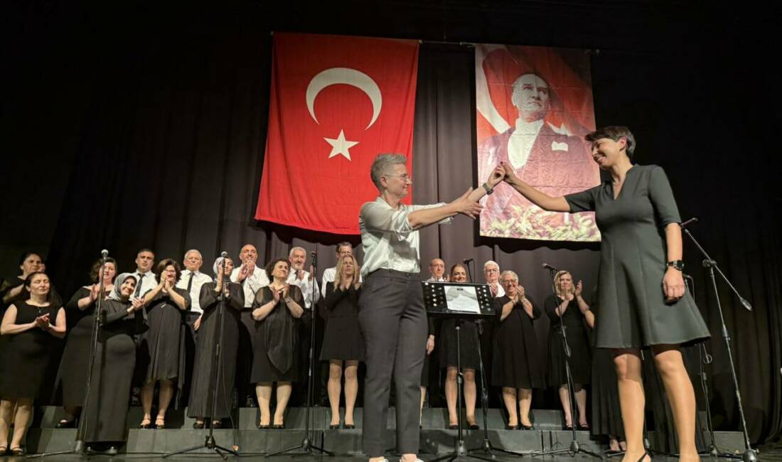 20 yıl önce temelleri atılan Aliye Şahin öncülüğündeki A.Ş.K Korosu,