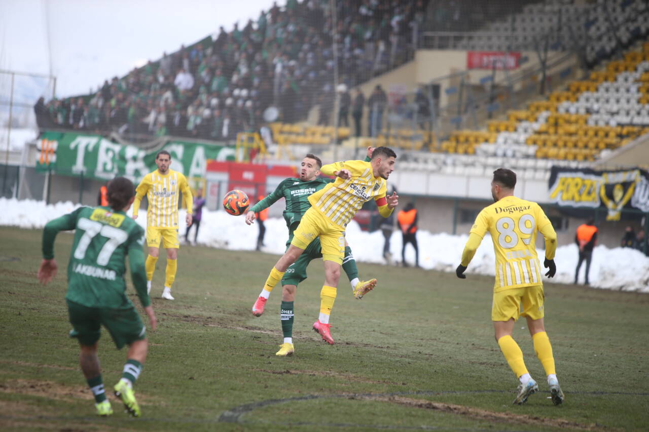 Bursaspor'da cezalı futbolcuların yerine kimler oynayacak? 3 emre2218