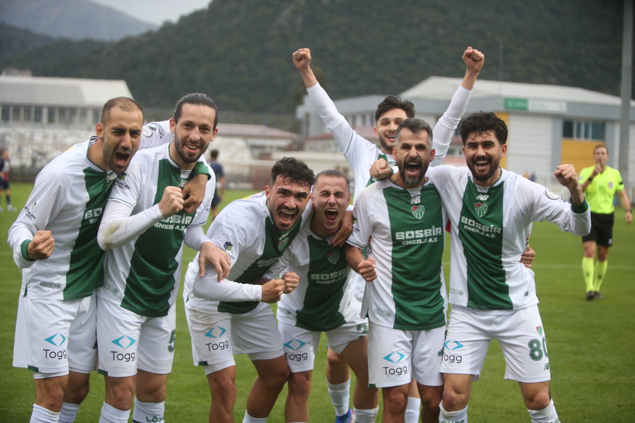 Bursa'da nefesler tutuldu; Bursaspor'a şampiyonluğun kapısını açacak gün geldi çattı... 1 emre4553