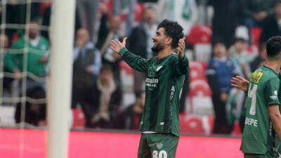 Timsah’ın deneyimli kramponu Soner Aydoğdu, yeşil beyazlıların Süper Lig’de zirveyi