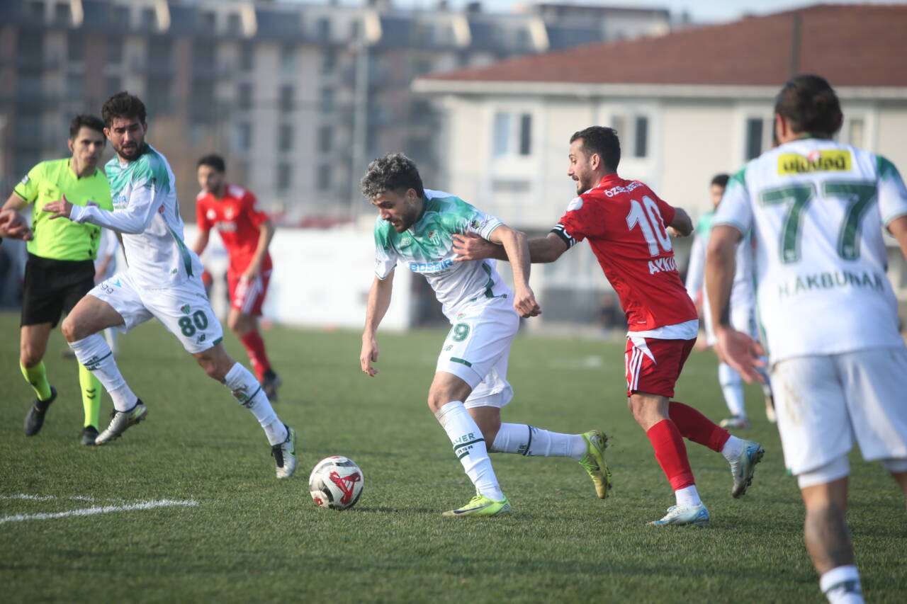 Bursaspor'da kariyer sezonu yaşayan futbolcuya 2 gol daha lazım! 2 emre6315