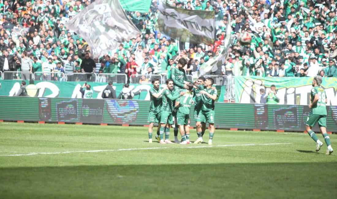 Bursaspor, Eskişehir’de 3 puanla şovunu yaptı; Şampiyonluk haftaya kaldı! Ankara Demirspor engelini Eskişehir'de binlerce taraftarının desteğiyle geçen Bursaspor'un şampiyonluk