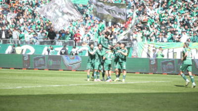 Ankara Demirspor engelini Eskişehir'de binlerce taraftarının desteğiyle geçen Bursaspor'un şampiyonluk
