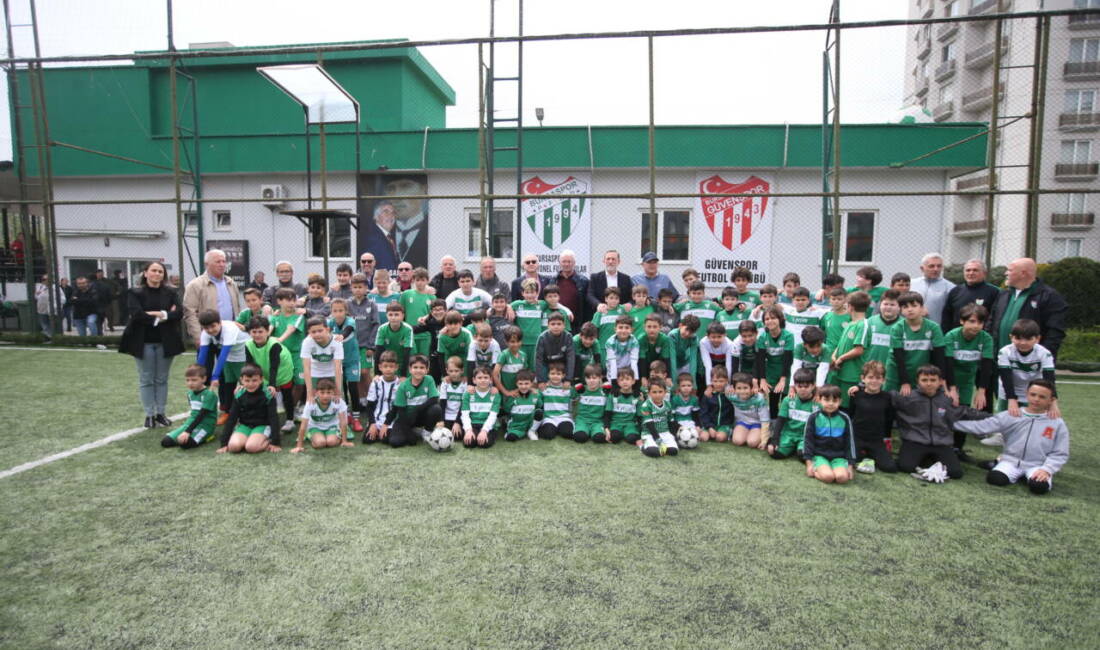 Bursaspor’un efsane isminden gençlere altın öğütler Bursaspor’un efsane kaptanı Sedat Özden’in ‘Dünden Bugüne Bursaspor. Efsanenin Hayatı