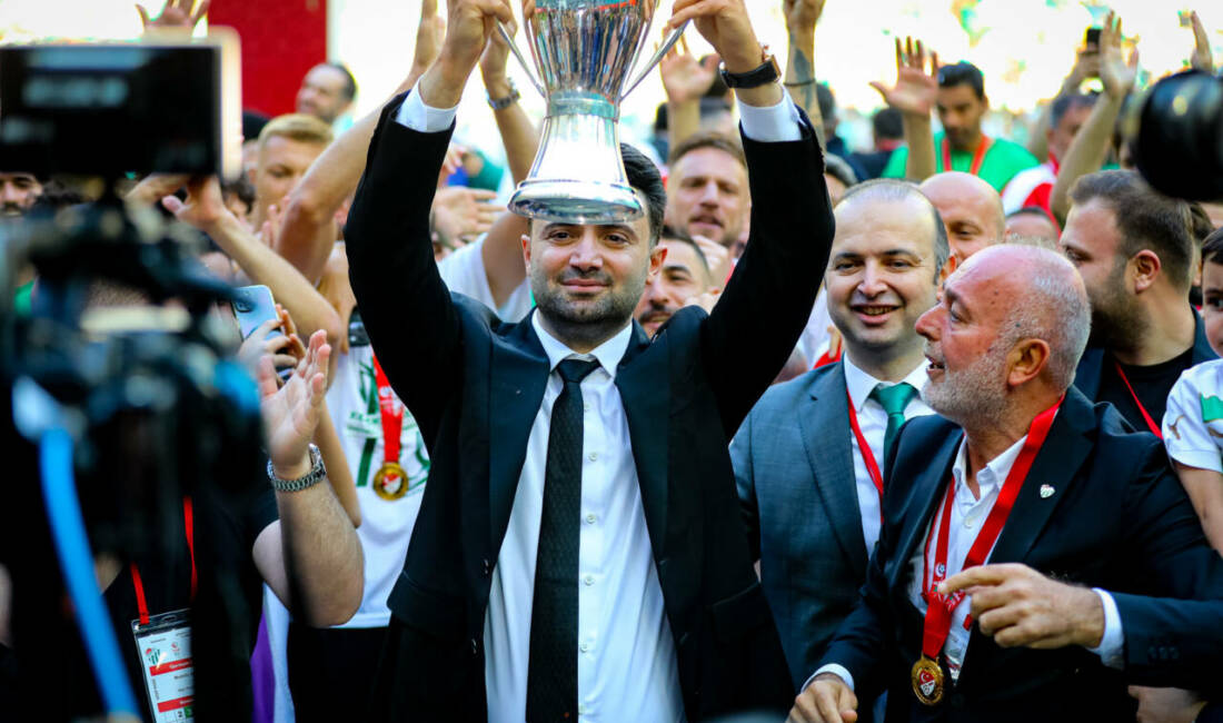 Bursaspor’un şampiyonluk kupası için Bursa’ya geliyor! Kupayı başkan verecek… Bursaspor, şampiyonluk kupasını geçen yıl olduğu gibi Türkiye Futbol Federasyonu