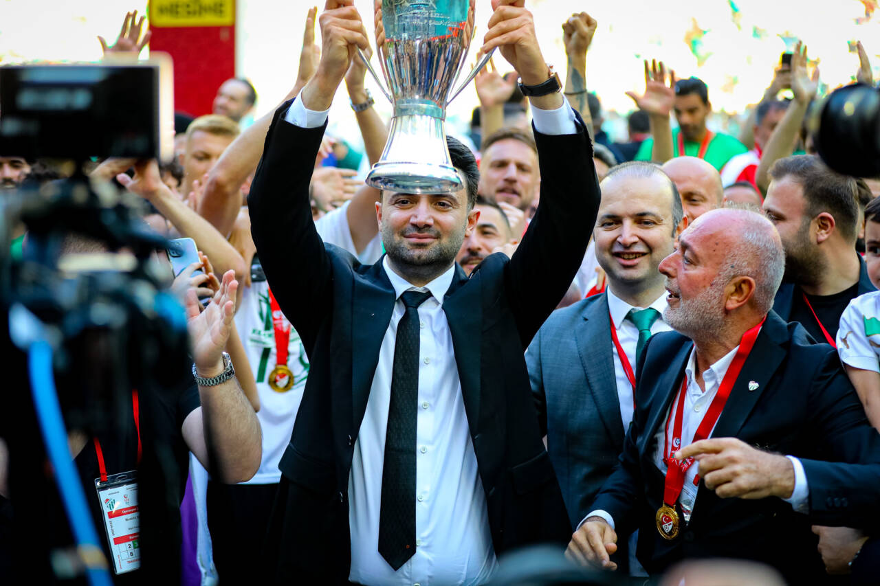 Bursaspor'un şampiyonluk kupası için Bursa'ya geliyor! Kupayı başkan verecek... 4 enes celik kupa csk