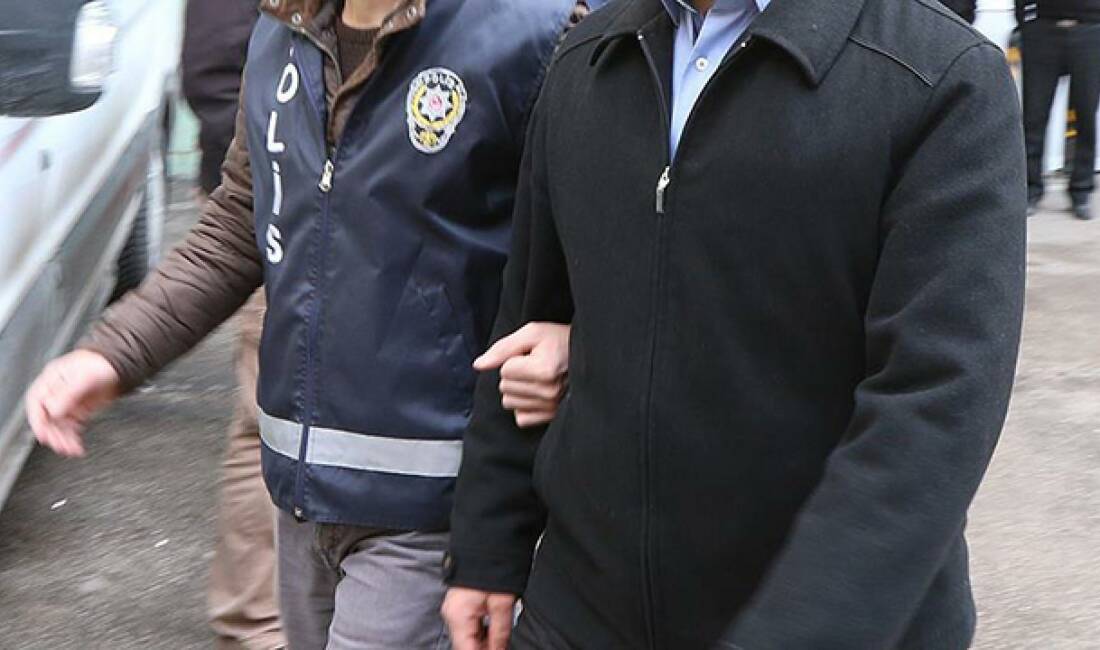 FETÖ’den aranan eski emniyet müdürü yakalandı Fetullahçı Terör Örgütü'ne (FETÖ) yönelik birçok dava kapsamında hakkında arama