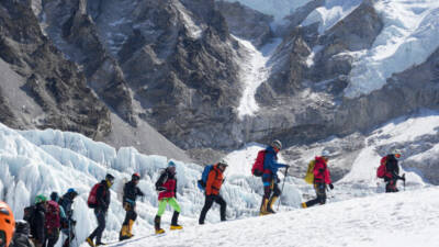 Everest'e giden ana rota, 30 metrelik dev bir buz kütlesinin