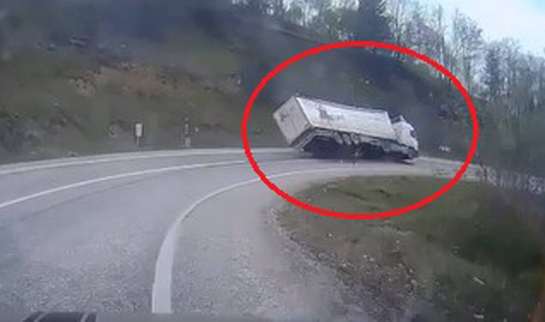 Bursa’nın İnegöl ilçesinde freni boşaldığı öne sürülen TIR’ın virajda devrildiği