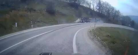 freni bosalan tirin virajda devrildigi kaza kamerada e0ac580f3b8d