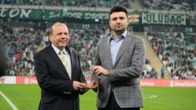 Başkan Çelik, Mardinspor maçı sonrası takımı ve taraftarı kutlayıp, soyunma
