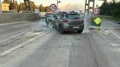 İzmir'in Menderes ilçesinde, kullandığı otomobilin beton bariyerlere çarpıp, alev alması