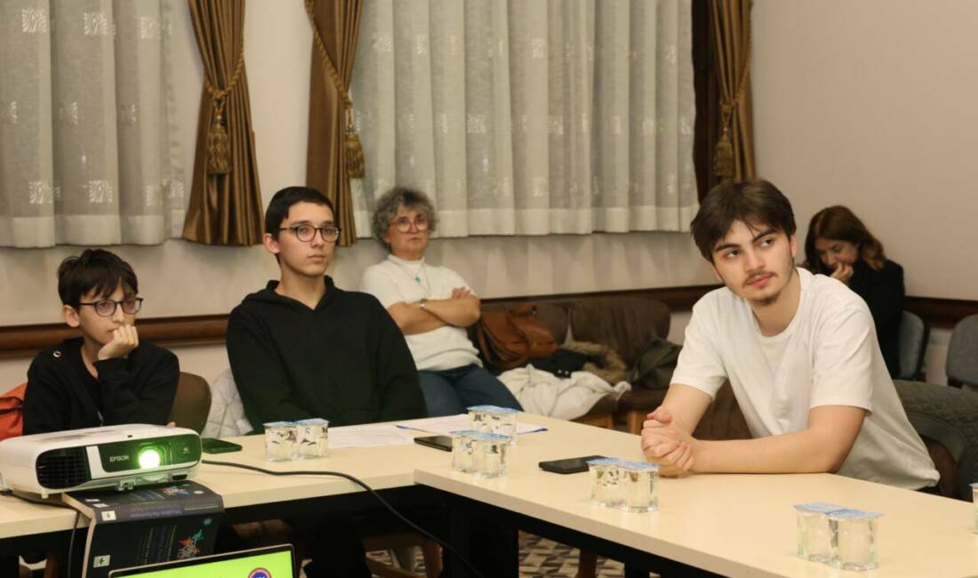 Osmangazi Belediyesi'nin düzenlediği "Genç Filozlar Atölyesi" ile gençler, bilgi kirliliği