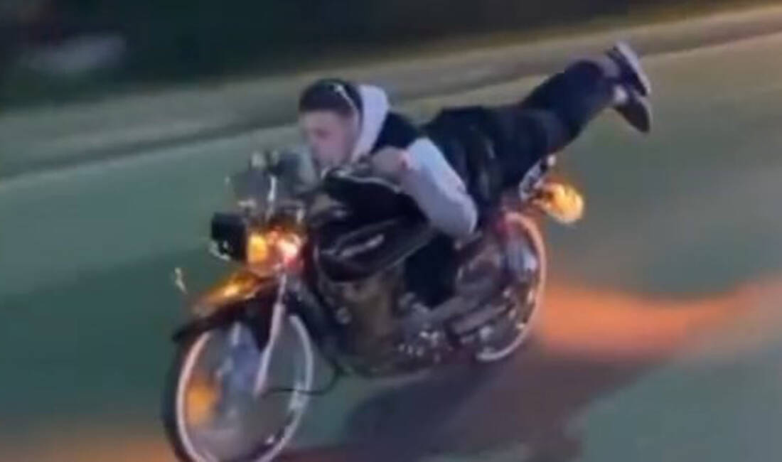 Görüntüler Bursa’dan… Canını hiçe saydı Bursa’da motosiklet sürücüsünün trafikte yaptığı tehlikeli hareketler görenleri hayrete düşürdü.