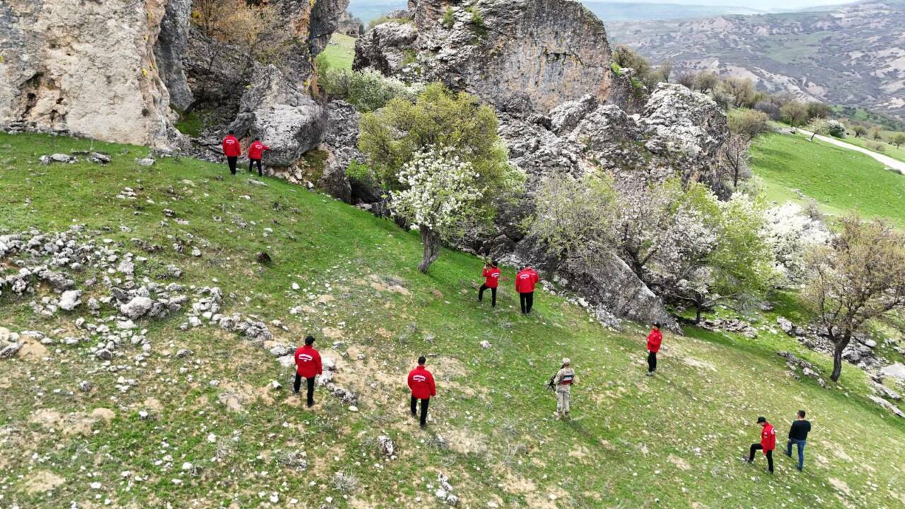 Gülistan Doku soruşturması: Her yer taranıyor... 12 gulistan dokunun cansiz bedenine ulasmak icin jak ve jasat ekiplerinden genis capli arama a609234fe1eb