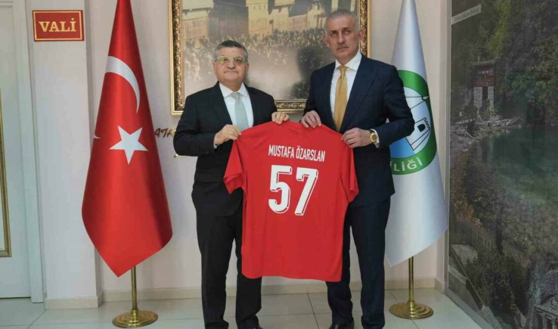 Türkiye Futbol Federasyonu (TFF) Başkanı İbrahim Ethem Hacıosmanoğlu ve beraberindeki
