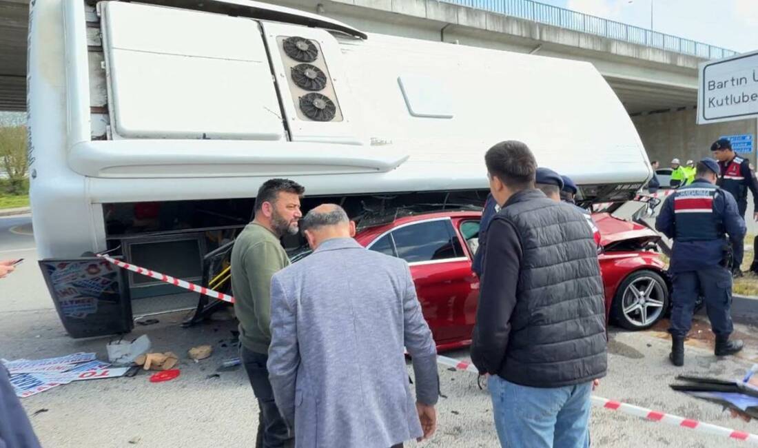 Halk otobüsü otomobilin üzerine devrildi: Çok sayıda yaralı var Bartın’da özel halk otobüsü ile otomobil çarpıştı. Yaşanan kazada otobüs
