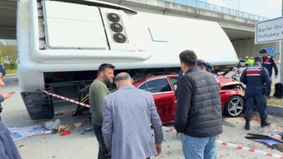 Bartın’da özel halk otobüsü ile otomobil çarpıştı. Yaşanan kazada otobüs