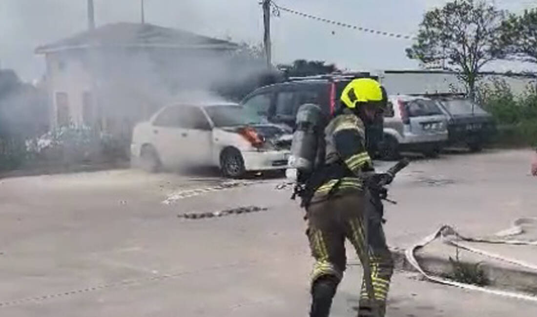 Bursa’da hastane otoparkında panik! Bursa’nın Karacabey ilçesinde hastanenin otoparkında park halindeyken dumanlar çıkan otomobil,