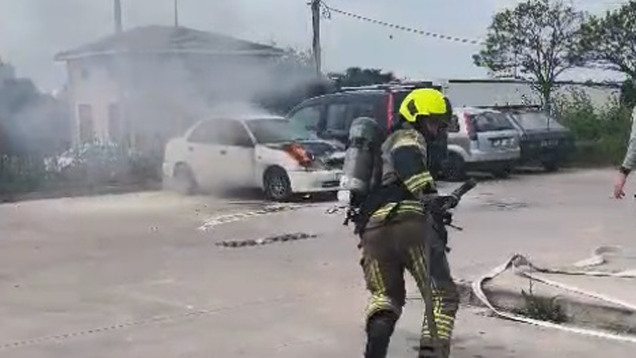 Bursa'da hastane otoparkında panik! 4 hastane otoparkindaki otomobil yandi8fea34450dea