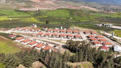 Hatay'ın Kırıkhan ilçesinde yapımı tamamlanan 28 köy evi, hak sahibi